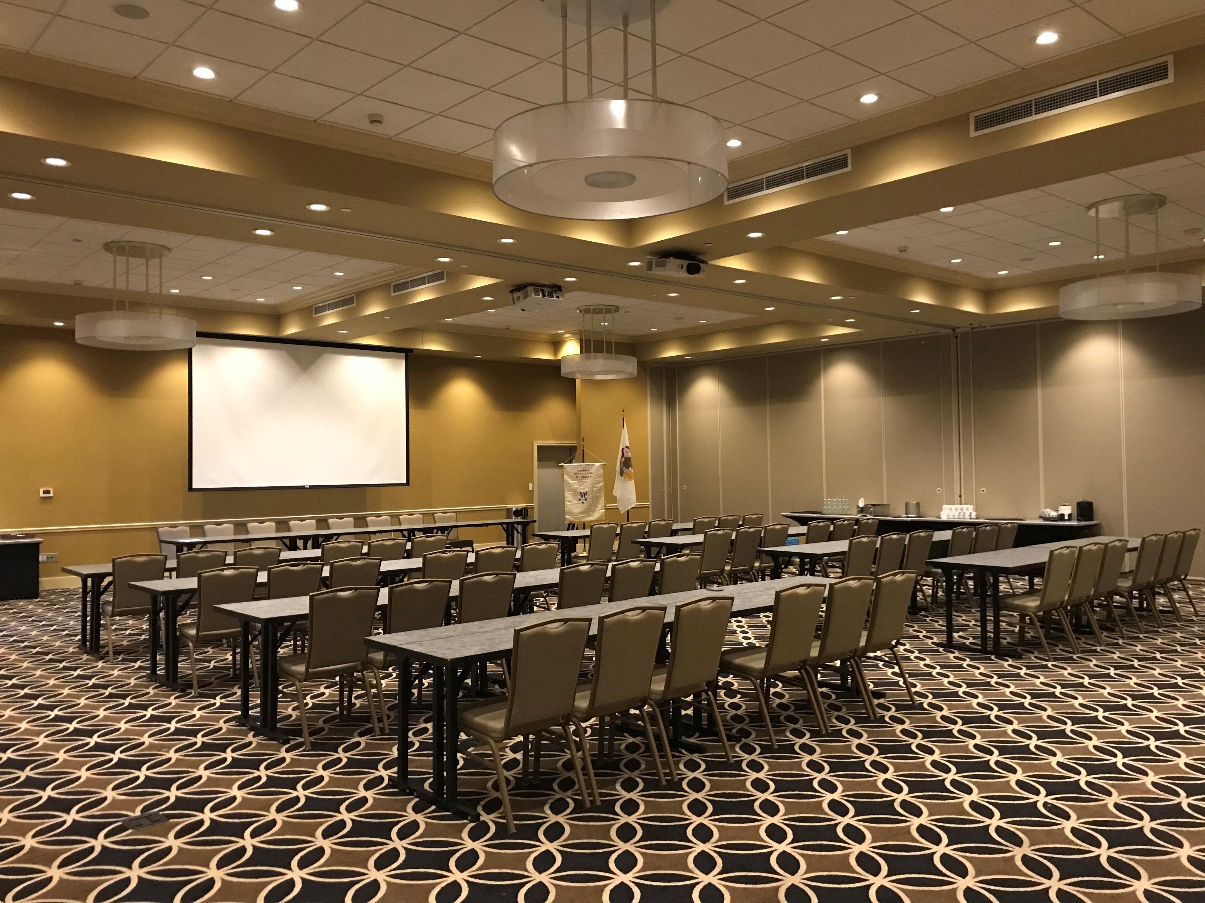 Holiday Inn And Suites East Peoria By Ihg Bagian luar foto